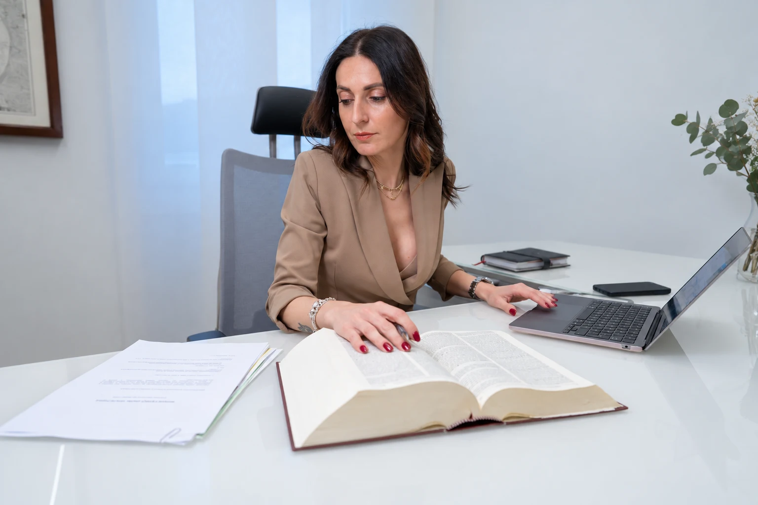 Jessica Vitari impegnata nello studio degli atti