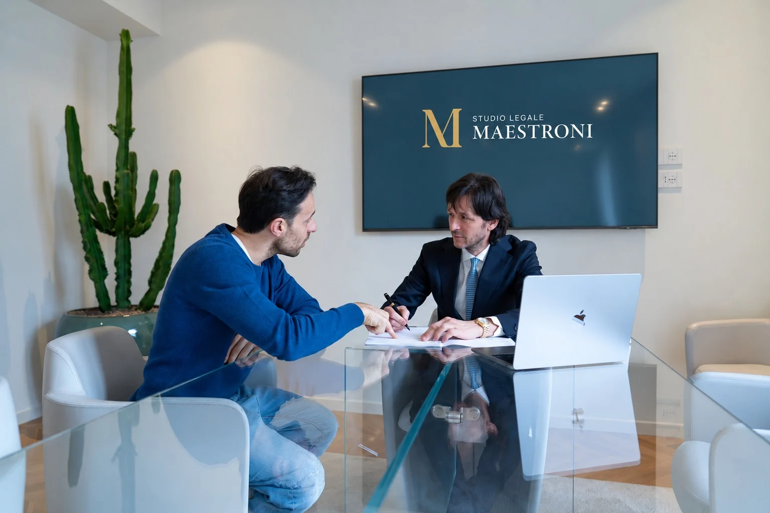Paolo Maestroni in un colloquio dimostrativo nella sala riunioni dello Studio