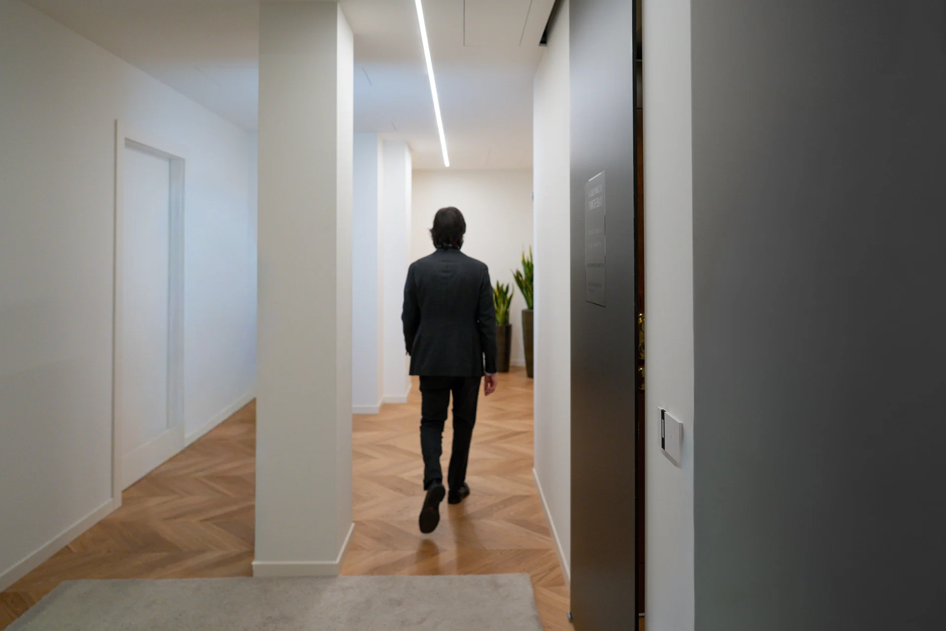 Paolo Maestroni attraversa gli interni dello Studio a Bergamo